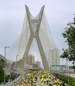 Ponte Estaiada, em São Paulo, durante corrida Atenas. Foto: divulgação.