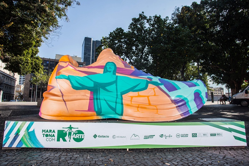 Maratona do Rio 2019 um tênis gigante em que está impresso o cristo redentor