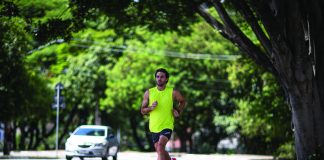 primeiros 21 km - homem correndo na rua