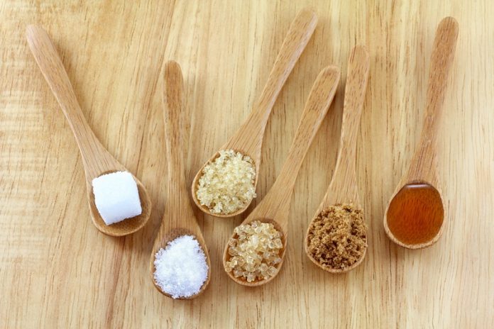 Alternativas para o açúcar - foto meramente ilustrativa, com seis colheres de pau cheias de diferentes tipos de açúcar