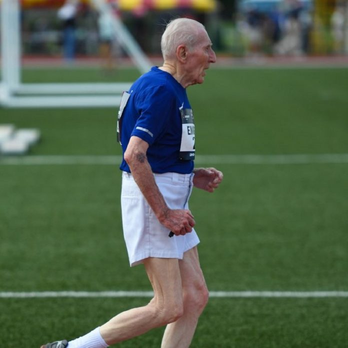 Corredor de 96 anos quebra recorde mundial nos 5 km - na imagem Roy Englert correndo em pista de atletismo