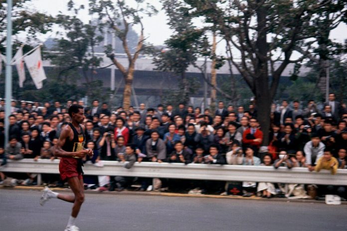 Dia do maratonista - abebe bikila durante a olimpíada de tóquio em 1964