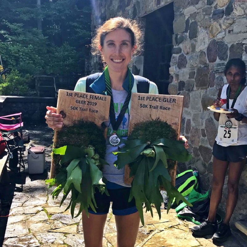 Maratona De Corrida Feminina. Mulher Campeã Atleta Superior Homens. Corrida  Desportiva Filme - Vídeo de campeonato, torneio: 280273460