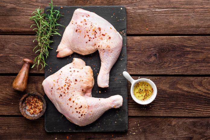 É preciso lavar o frango antes de cozinhá-lo?