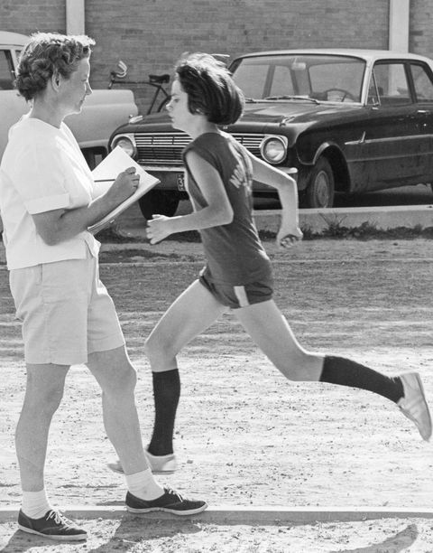 Menina quebra recorde mundial na maratona feminina aos 13 anos, em 1967