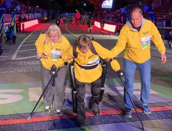 Mulher com paralisia completa maratona usando exoesqueleto