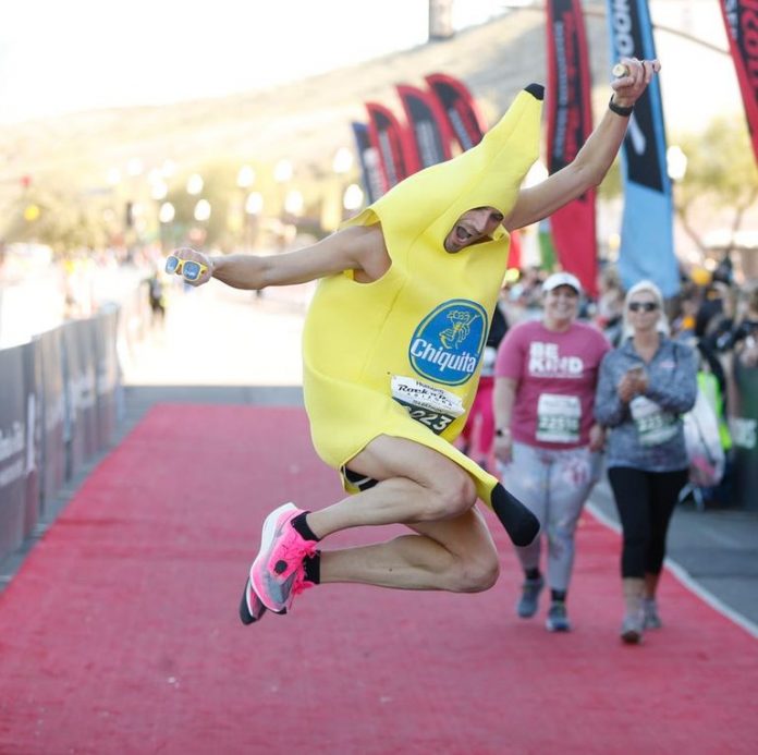 Homem faz maratona fantasiado de banana